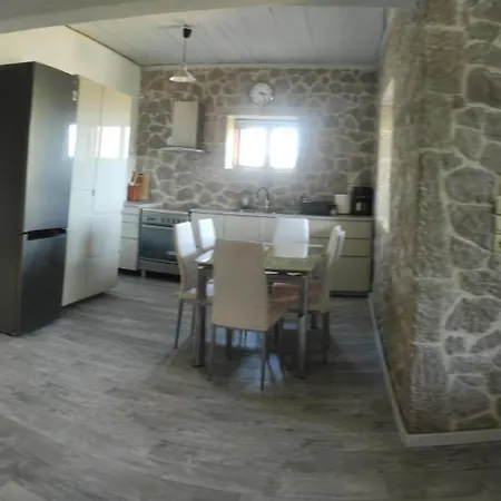 Lori's Country Levkákia